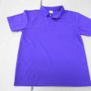 紫色のポロシャツ